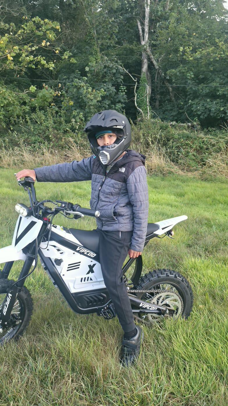 Junger Fahrer mit seiner VIPCOO H2 in Wales